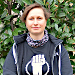Foto von Ulrike Medger, sie trägt ein Shirt mit geballter Faust. Darunter steht: Velorution